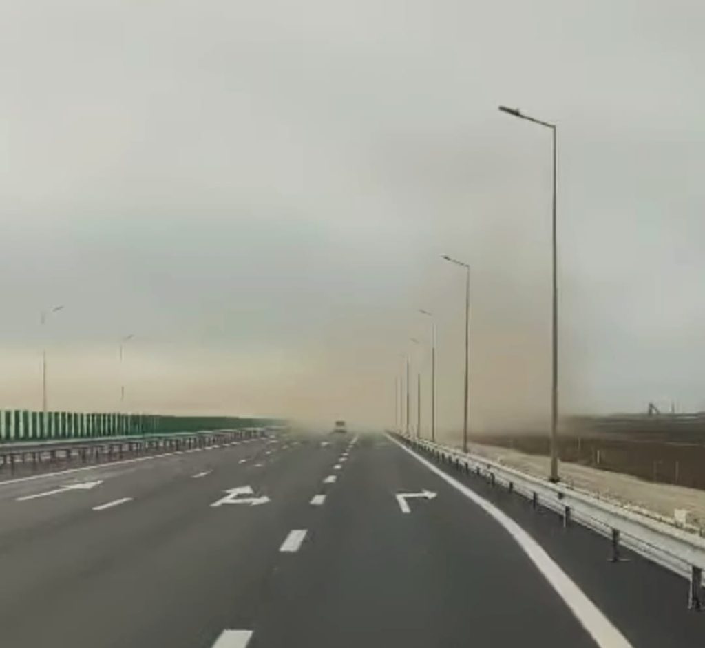 (VIDEO) Nori de praf pe autostradă! Vântul puternic le dă mari bătăi de cap șoferilor