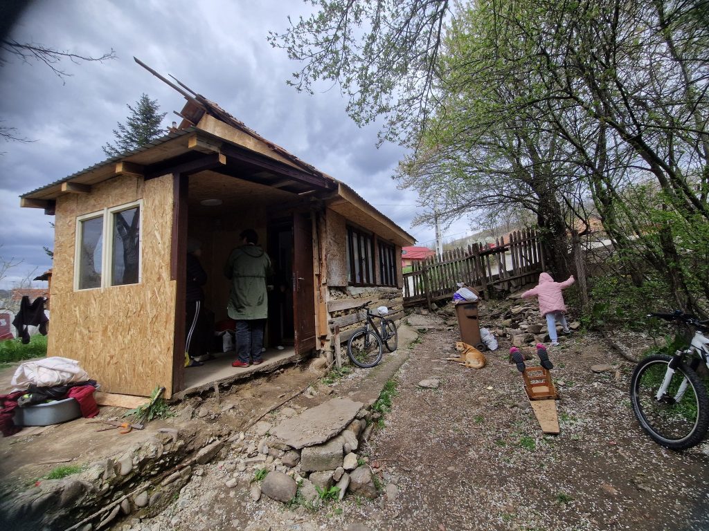 O familie din Beceni are mare nevoie de ajutor. Sunt 5 suflete, într-o singură cameră, în condiții greu de imaginat