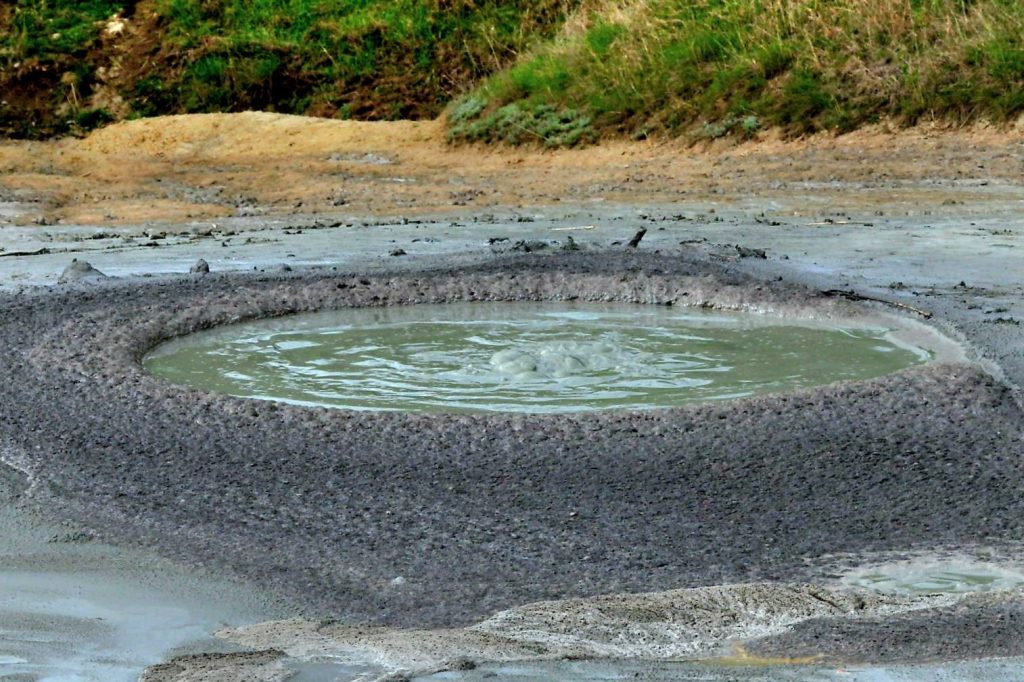 Fierbătorile de la Beciu, descoperite în imagini spectaculoase de un influencer buzoian