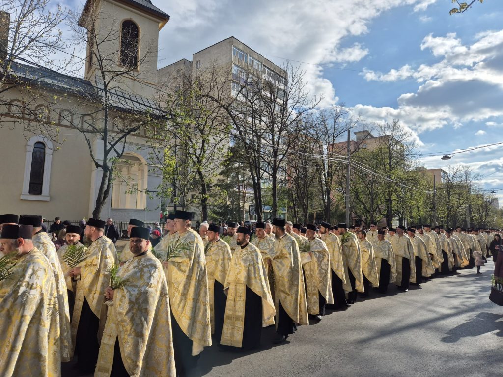 Procesiune religioasă în desfășurare la Buzău. Credincioșii pornesc din Parcul Crâng spre Catedrala Arhiepiscopală