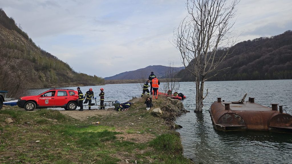 (FOTO) Pompieri buzoian, dispărut în lacul de la Siriu. Bărbatul este căutat de ore bune