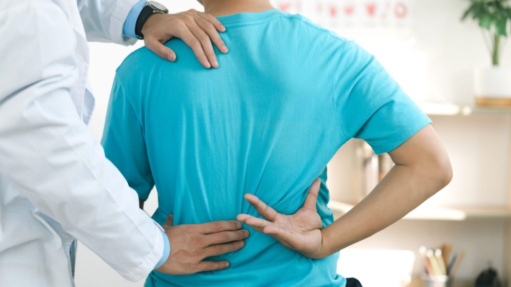 Durerea de spate, o afecțiune care trimite la medic tot mai multe persoane. Cum o putem preveni