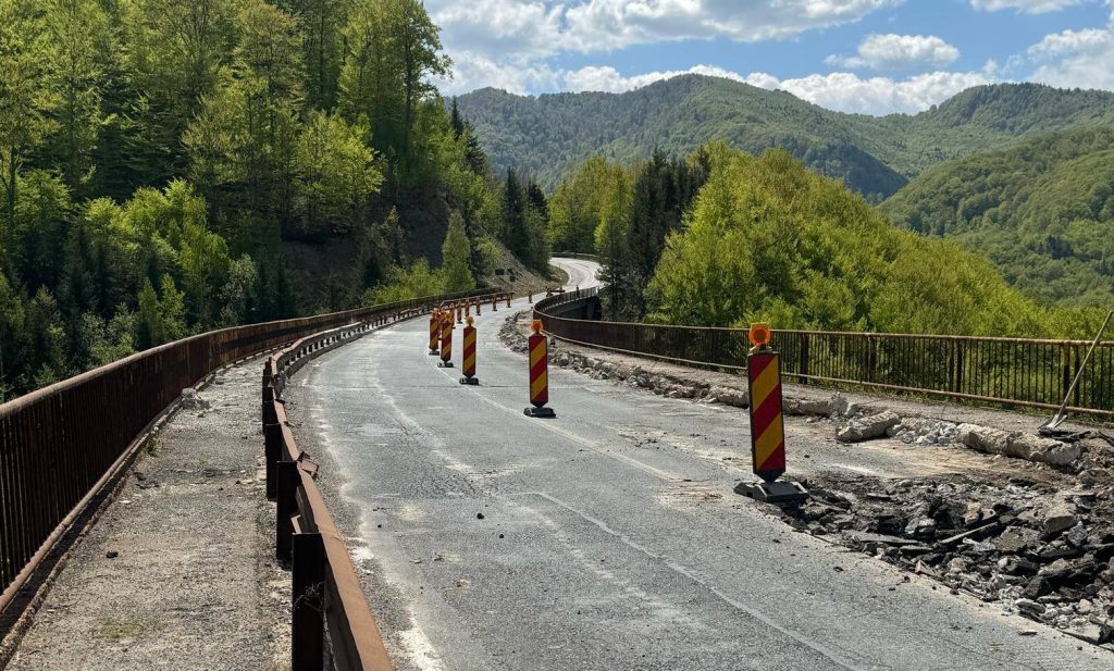 Mini-vacanța începe cu restricții în traficul de pe o șosea națională intens circulată