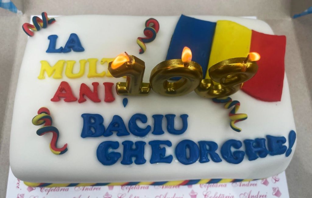 (FOTO) Tort tricolor pentru un erou. Cum a fost sărbătorit Gheorghe Baciu, care a împlinit 103 ani chiar în ziua alegerilor