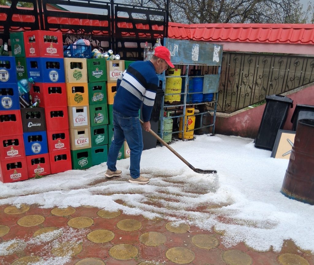 (FOTO&VIDEO) Peisaj alb, ca-n plină iarnă! Strat gros de gheață, pe drumuri și în gospodării