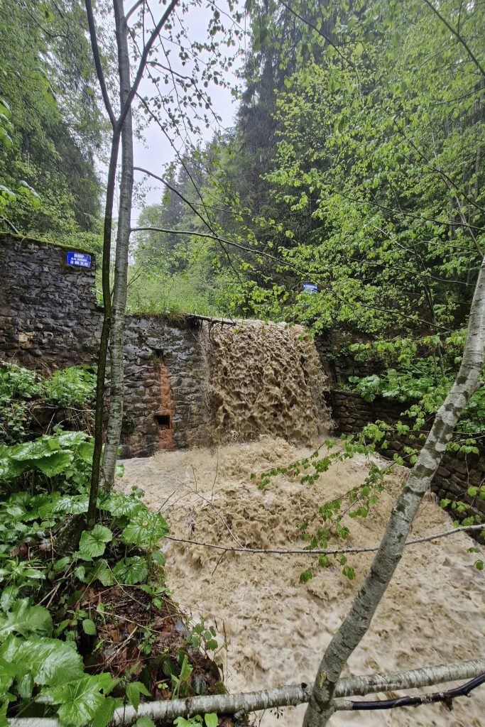 (Video) Cum au fost oprite viiturile din zona de munte a Buzăului. Lucrările făcute cu fonduri europene și-au făcut treaba