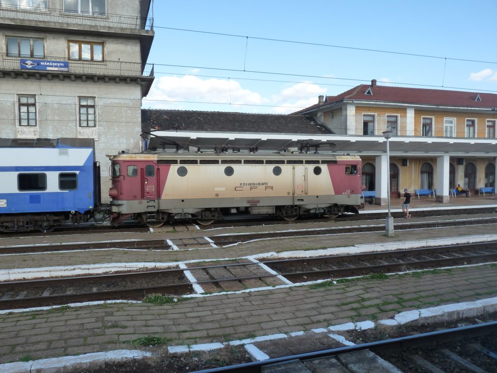 Trenul groazei pe ruta Comănești – Buzău: 7 oameni la spital, după ce locomotiva a izbit vagonul. Doi angajați CFR, suspectați că erau drogați