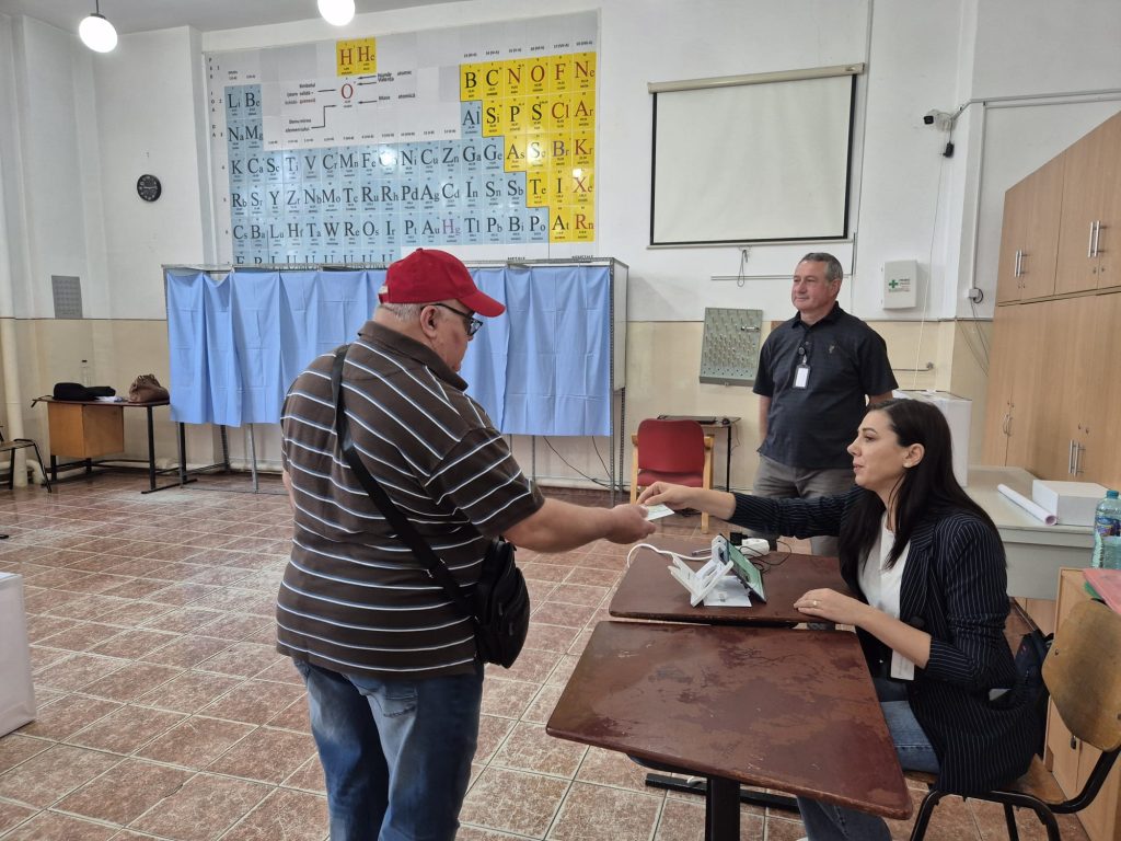 Înlocuiri în secții, înaintea votului. Un partid a trimis pentru supravegherea scrutinului o persoană condamnată pentru șantaj