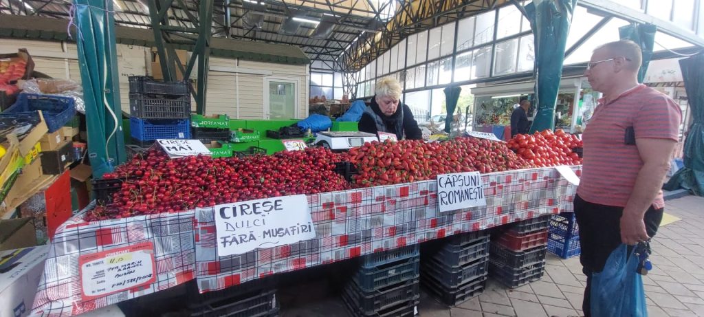 (Video) Cireșele de mai au ajuns pe tarabe. Clienții nu au încredere că fructele sunt românești
