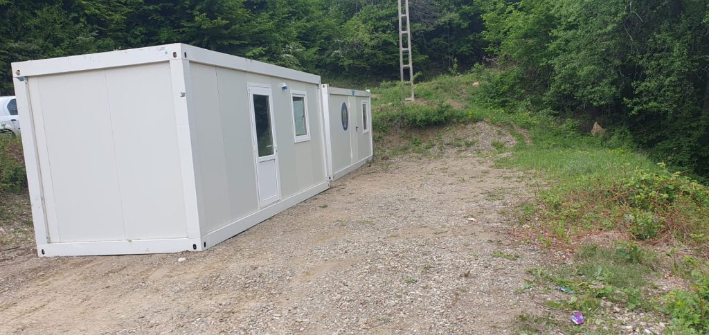 Containere modulare aduse la Bisoca pentru familia afectată de incendiul din Sările