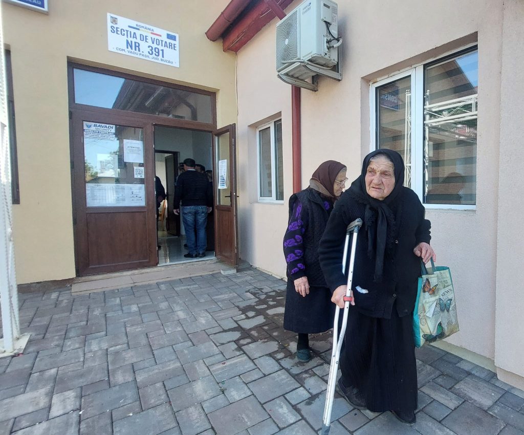 (Video) A votat la 91 de ani! Bătrânii de la sate s-au mobilizat pentru a-și alege viitorul președinte. Ce așteptări au