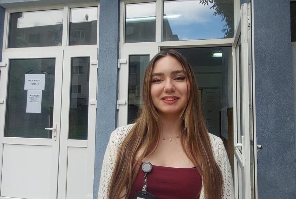(Video) Mesajul unei tinere de liceu, după primul vot. Andreea, elevă la Colegiul Eminescu, s-a implicat în supravegherea alegerilor și a stat toată ziua într-o secție de vot