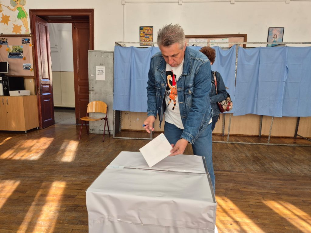 Românii votează viitorul președinte! Buzoienii, tot mai activi la urne