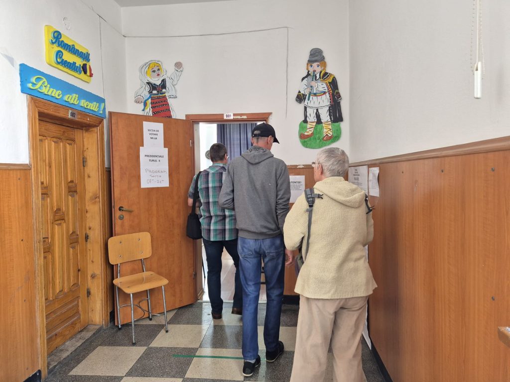 (VIDEO) Cozi la secțiile de votare. Buzoienii au așteptat minute bune până au ajuns în cabina de vot