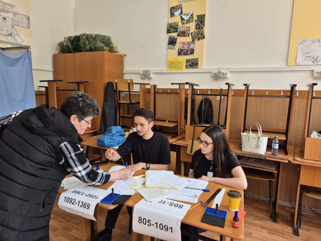 Primii pași în democrație! Generația Z, în spatele urnelor din Buzău
