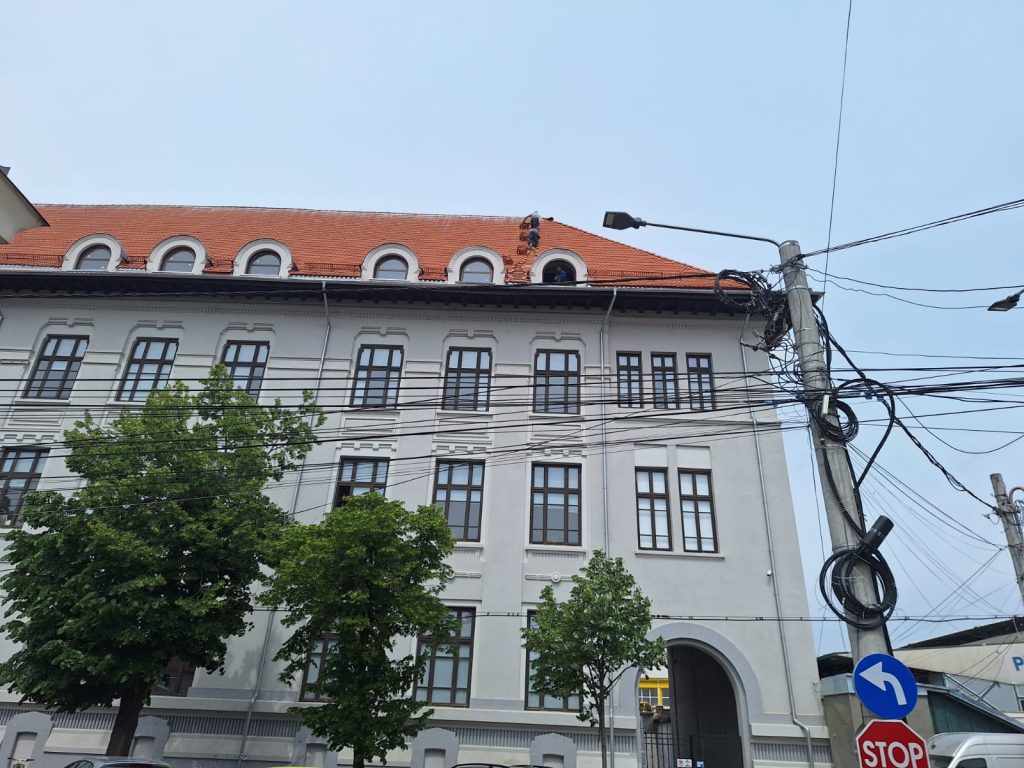 (Video) Primăria cere expertizarea acoperișului de la Colegiul Eminescu, lucrare aflată încă în garanție