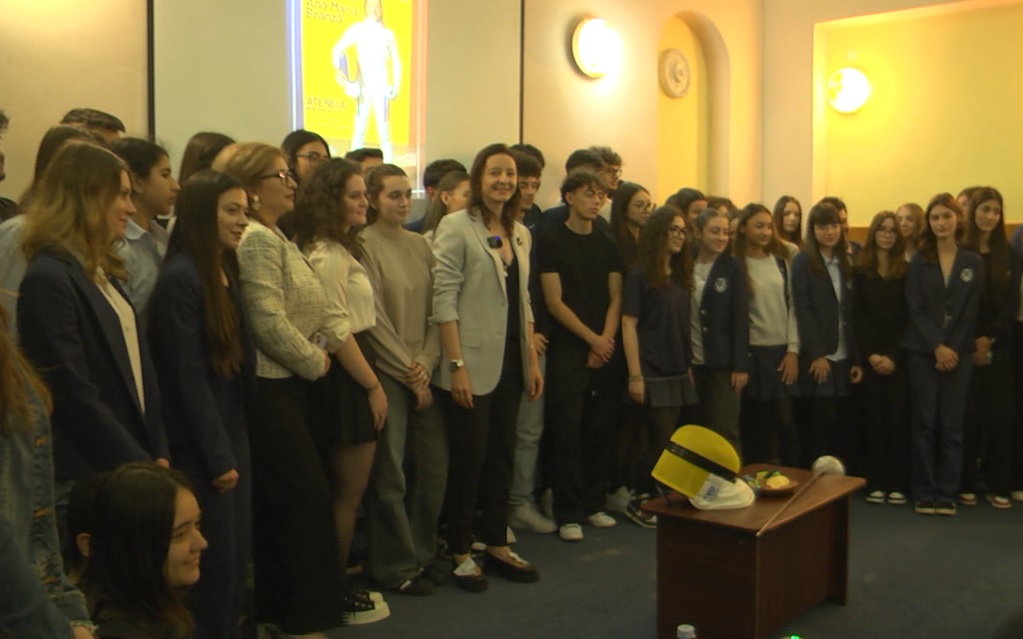 (Video) Ana Maria Brânză a dezvăluit rețeta succesului într-o întâlnire cu tinerii hasdeieni! ”În performanță, doar detaliile fac diferența”