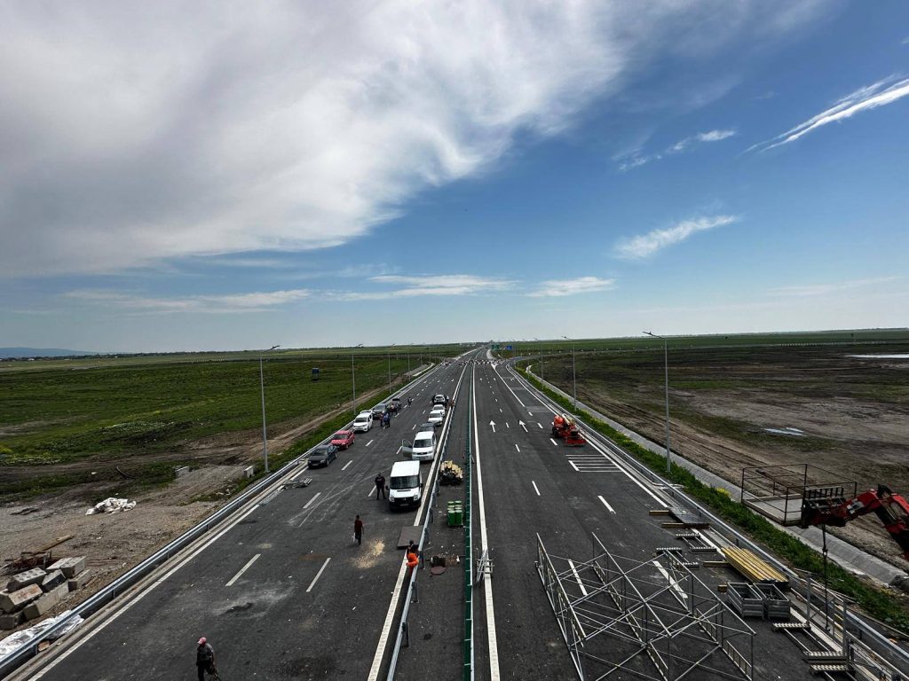 (VIDEO) Autostrada Moldovei, încă un pas – trafic deschis pe lotul Mizil–Pietroasele din iunie, cu un pod-cheie finalizat și primii kilometri din lotul 3 pregătiți