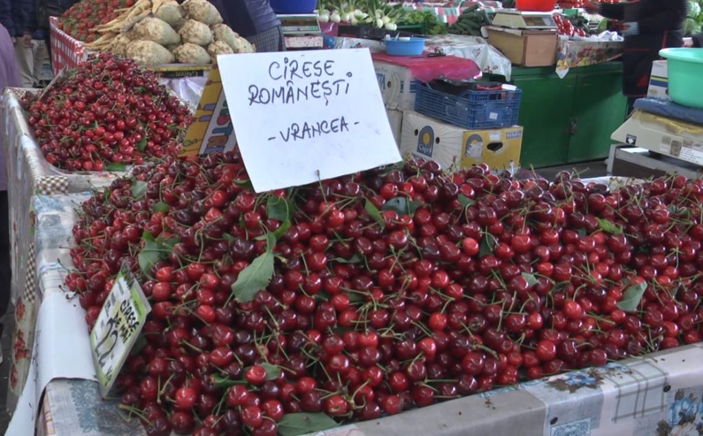 Controale în Piața Centrală. Inspectorii de la Direcția Agricolă verifică autenticitatea și calitatea legumelor și fructelor pe eticheta cărora scrie ”marfă românească”