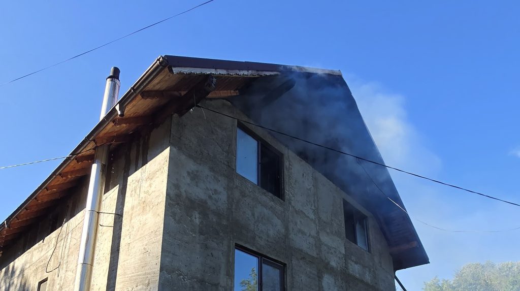 Arde o casă din Bâsca Chiojdului. Pompierii luptă ca flăcările să nu se extindă la alte gospodării