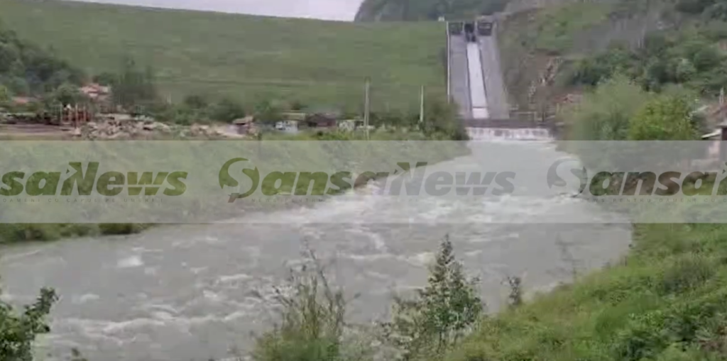 (VIDEO) Ape învolburate și deversări controlate din Barajul Siriu. Ultimă oră: COD ROȘU DE INUNDAȚII de la ora 16:00