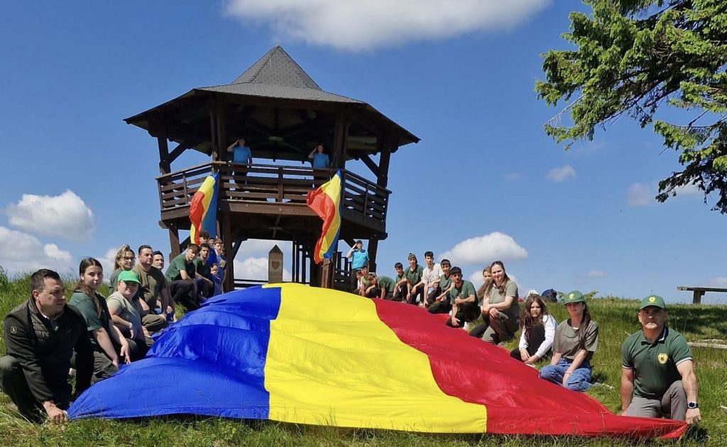 (FOTO&VIDEO) Misiune la înălțime! Drapelul, arborat în Munții Buzăului, în locul în care se întâlnesc cele 3 provincii românești