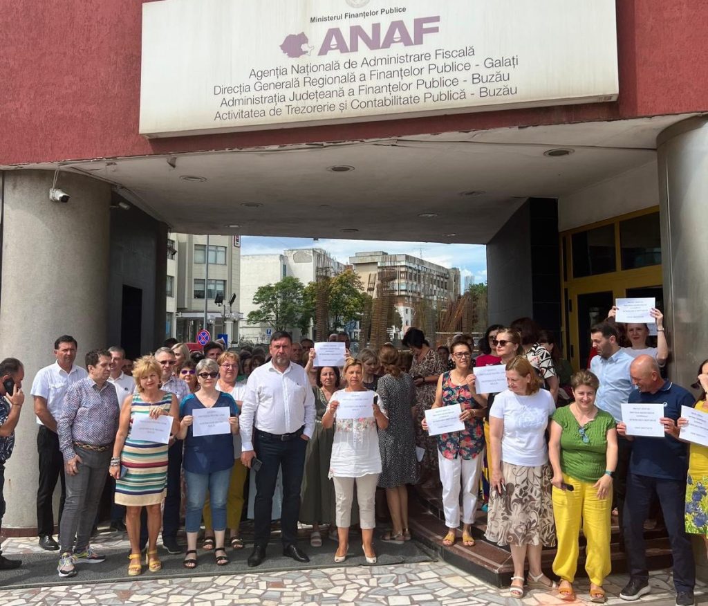 (FOTO) Protest spontan la ANAF. Buzoienii, nemulțumiți de măsurile de austeritate anunțate de Guvern