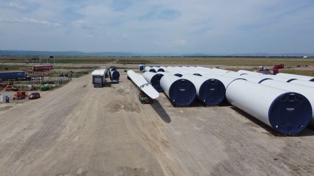 (VIDEO) În Buzău se ridică al doilea cel mai mare parc eolian din România. Turbine uriașe vor asigura energie pentru sute de mii de români