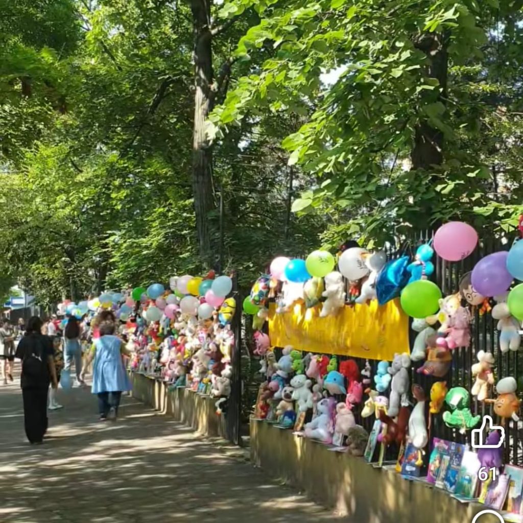 (Video) Gardul Școlii ”George Emil Palade”, îmbrăcat cu mii de plușuri și cărți. Toate vor fi donate copiilor