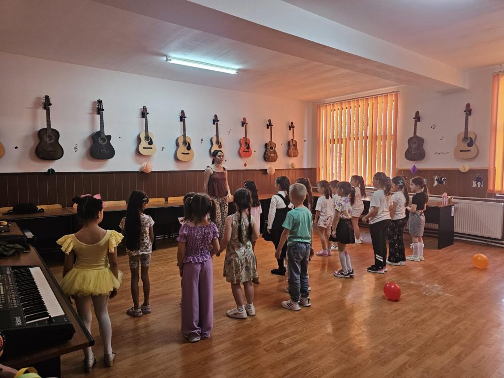 O școală închisă, o comunitate trezită: copiii din Pietroasele au acum un loc al bucuriei. Povestea unei școli care învață din nou să zâmbească