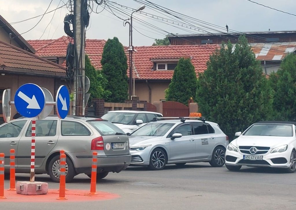 Un bărbat pe trotinetă și un minor care-l însoțea, loviți de o mașină