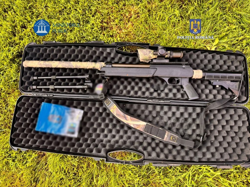 (FOTO) Percheziții la braconieri. Arme și muniție, confiscate de polițiști
