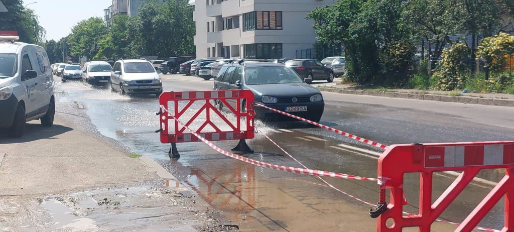 (FOTO&VIDEO) Circulați cu atenție! Țeavă spartă pe  una dintre străzile importante din Buzău