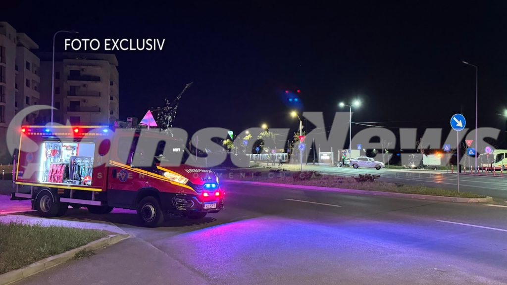 (FOTO EXCLUSIV) Mașina Poliției a aterizat direct în rond! Impact puternic, trei victime