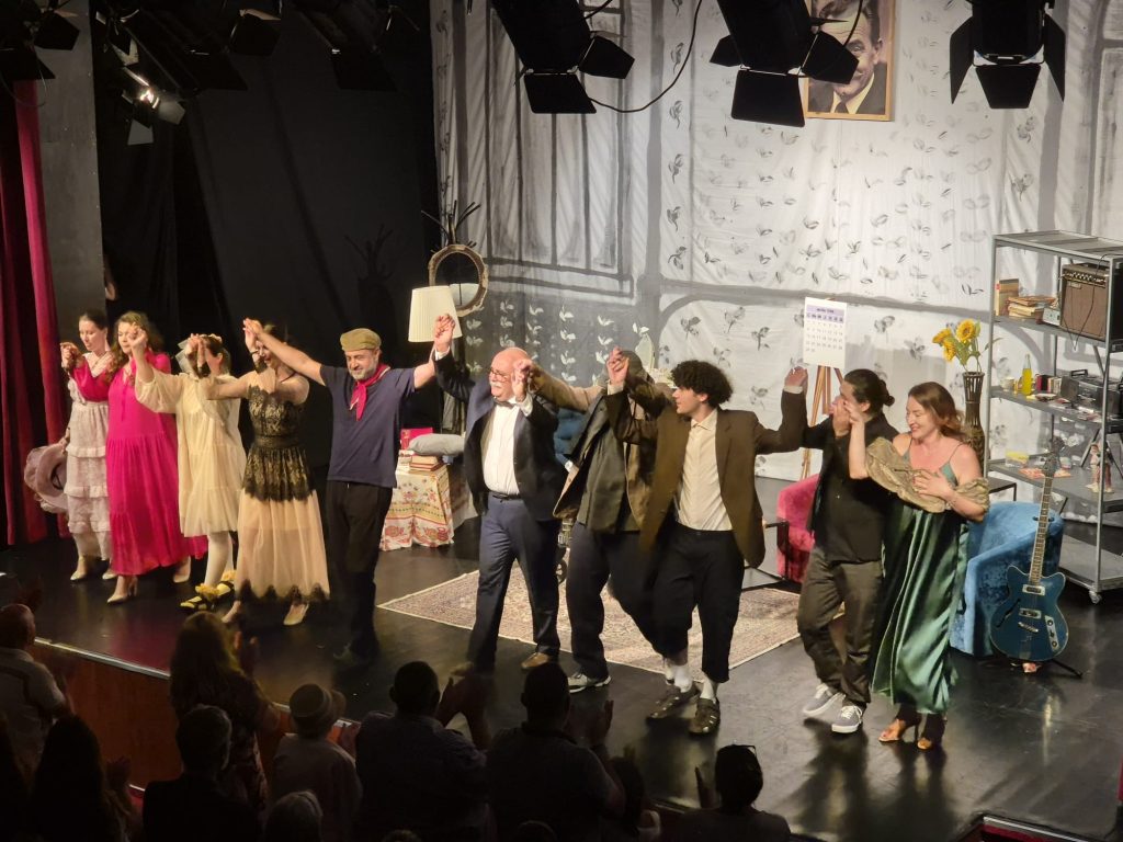 Un notar și doi foști magistrați, în rolurile unei comedii regizate de un jurnalist. Premiera, aseară, la  Teatrul George Ciprian