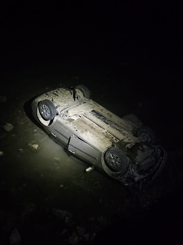 (UPDATE) Un șofer de 85 de ani s-a răsturnat cu mașina, în toiul nopții. Trei persoane au ajuns la spital