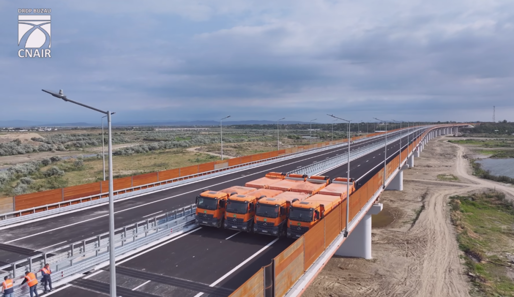Podul de la Vadu Pașii, finalizat. A trecut și de probele de rezistență, dar rămâne tot închis. Care este motivul
