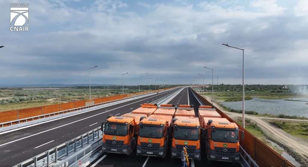 VIDEO: Au început testele de rezistență la Podul de la Vadu Pașii! Cel mai spectaculos segment de pe Autostrada A7, gata de intrarea în trafic