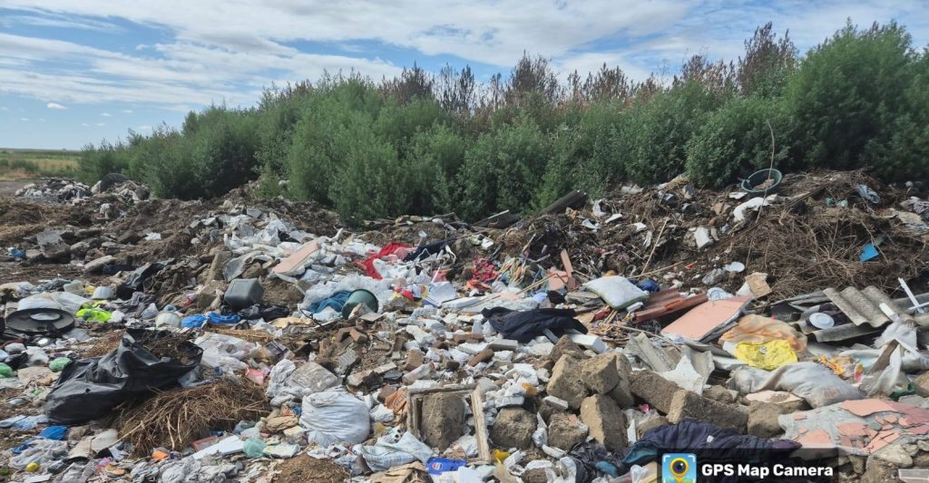 (FOTO) Adevărat atentat la mediu. Groapă de gunoi improvizată pe un câmp, la Ziduri