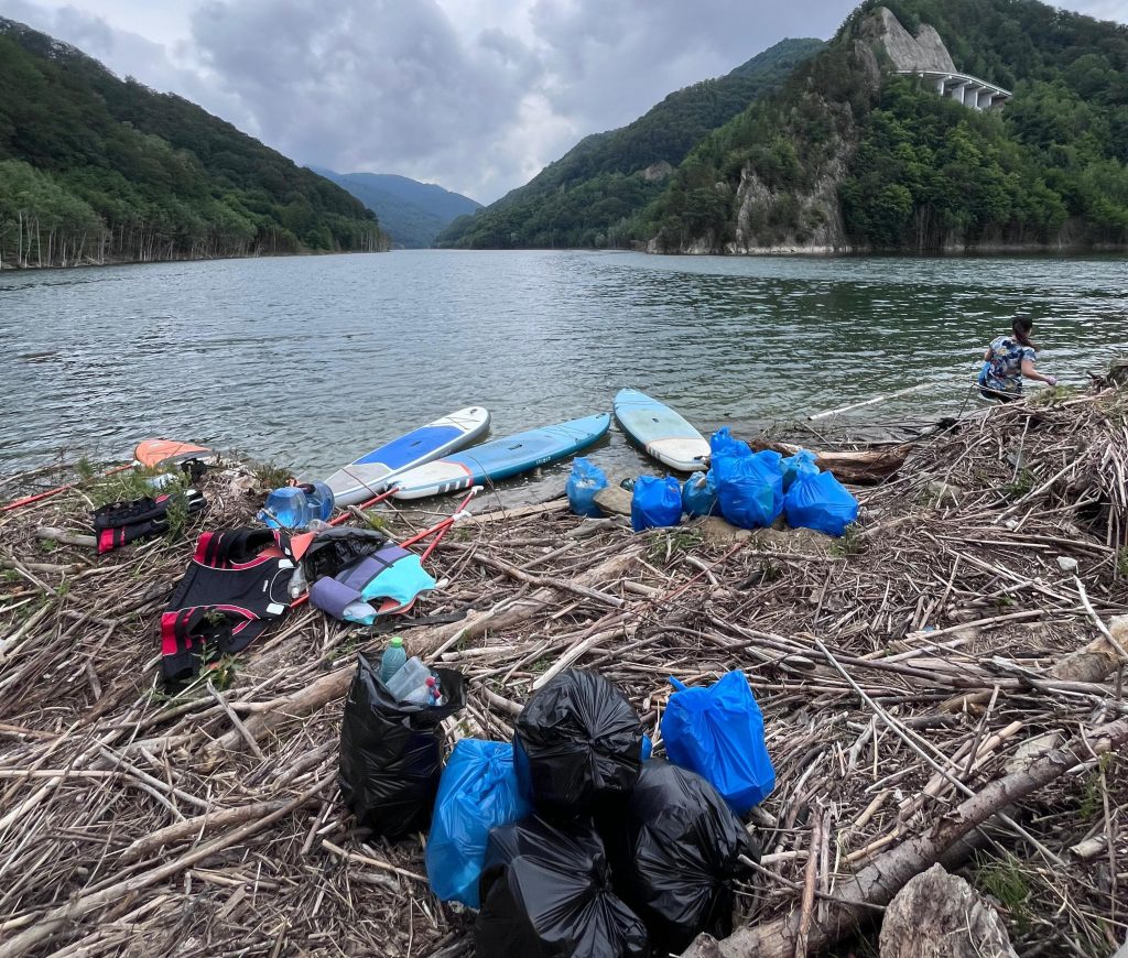 Luptă pentru ape curate la Siriu: zeci de voluntari eliberează natura de sute de kilograme de gunoaie