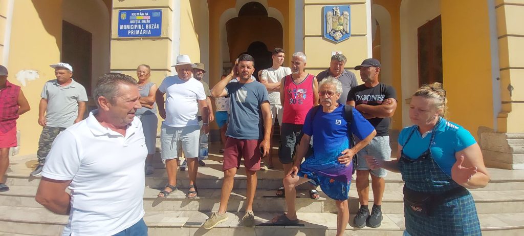 (Video) Legumicultorii din Simileasca au luat cu asalt Primăria Buzău! Oamenii sunt nemulțumiți că li s-a oprit apa pentru irigat