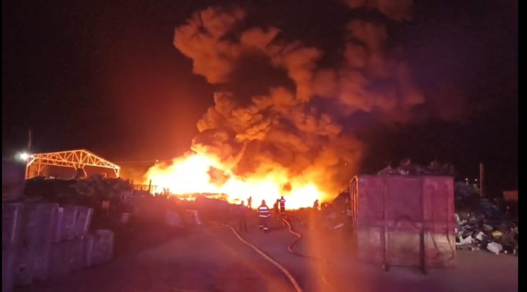 (Video) Incendiu la un depozit de fier vechi din Buzău