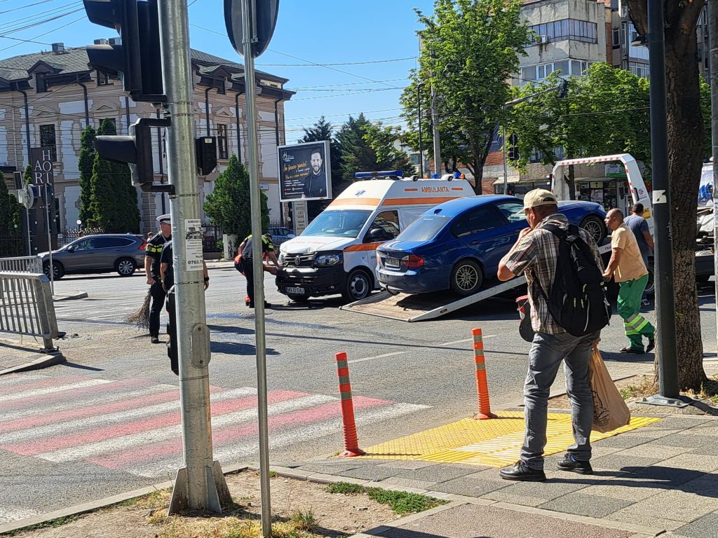 (FOTO&VIDEO) Accident în care a fost implicată o ambulanță, pe Unirii