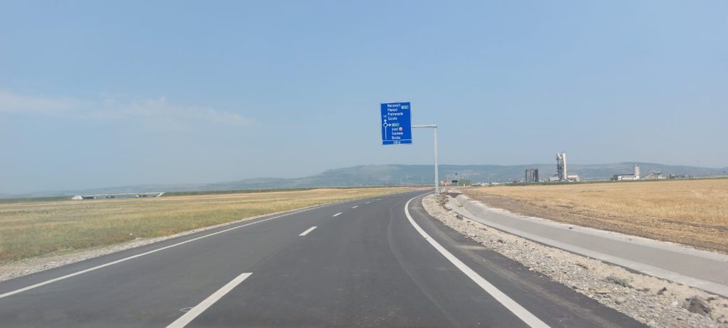 (Video) Din Movila Banului, pe drum ca-n palmă până pe Autostrada Moldovei! S-a încheiat asfaltarea pe DJ 203C