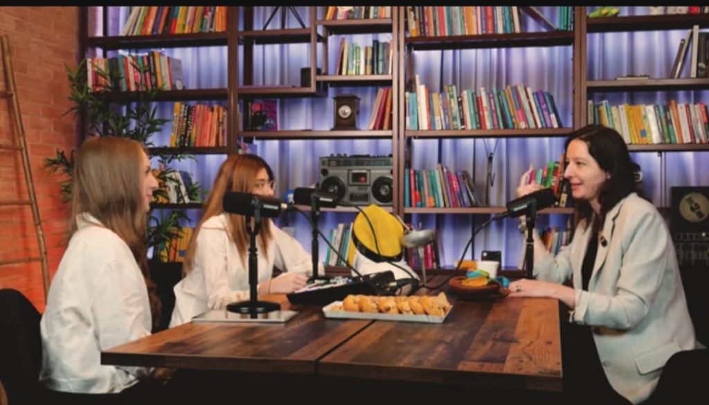 (Video) Cea mai bună spadasină a lumii, în podcastul hasdeienilor: ”În graba noastră de a trăi uităm să mai trăim”