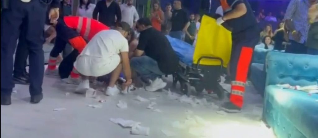Bătaie într-un club din Buzău. O femeie a fost înjunghiată