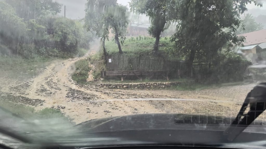 (FOTO) O rupere de nori a făcut prăpăd în nordul județului. Drumuri măturate de ape, păstrăvărie închisă