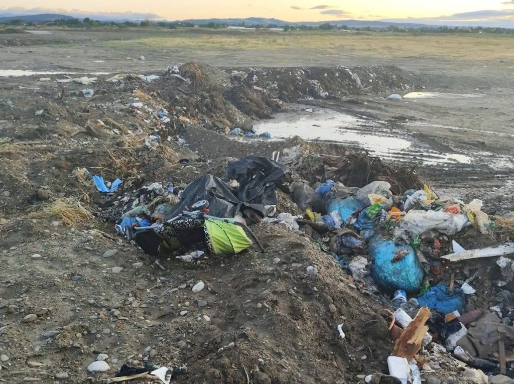 Reclamă, filmează, strigă, dar nu se întâmplă nimic! De ce e greu de oprit îngroparea deșeurilor în Buzău