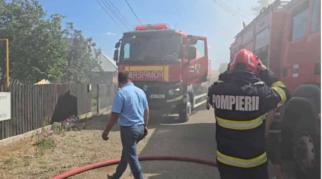 (VIDEO) Incendiu de amploare la Mărăcineni. O femeie însărcinată, asistată de paramedicii SMURD