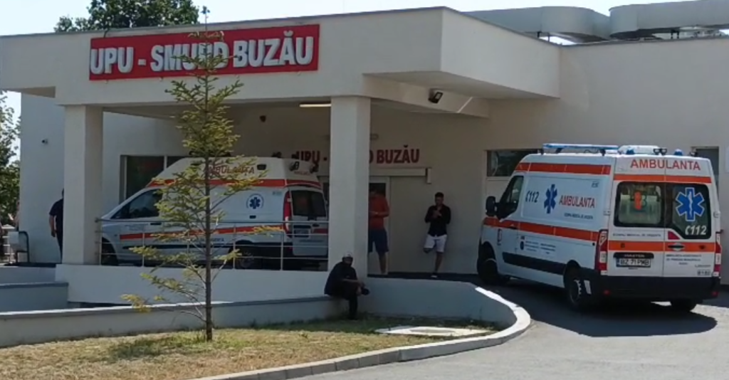 Adolescent luat cu ambulanța de la piscină. Populația, sfătuită să rămână în case printr-un mesaj Ro-Alert